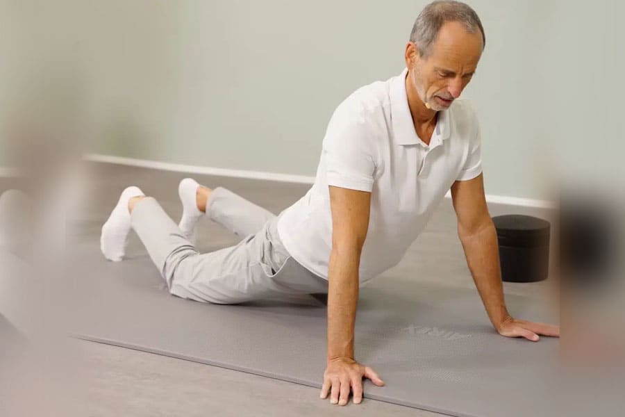 Hip flexor stretch for back pain-2