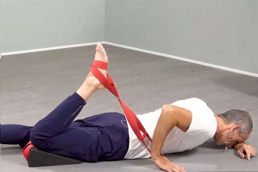 Hip stretch for knee pain-3